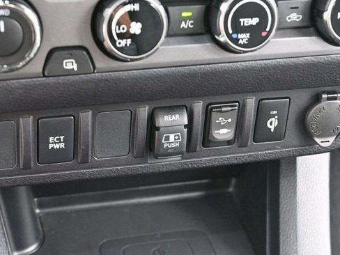 Used 2018 Toyota Tacoma TRD Off-Road AWD/4WD image 23