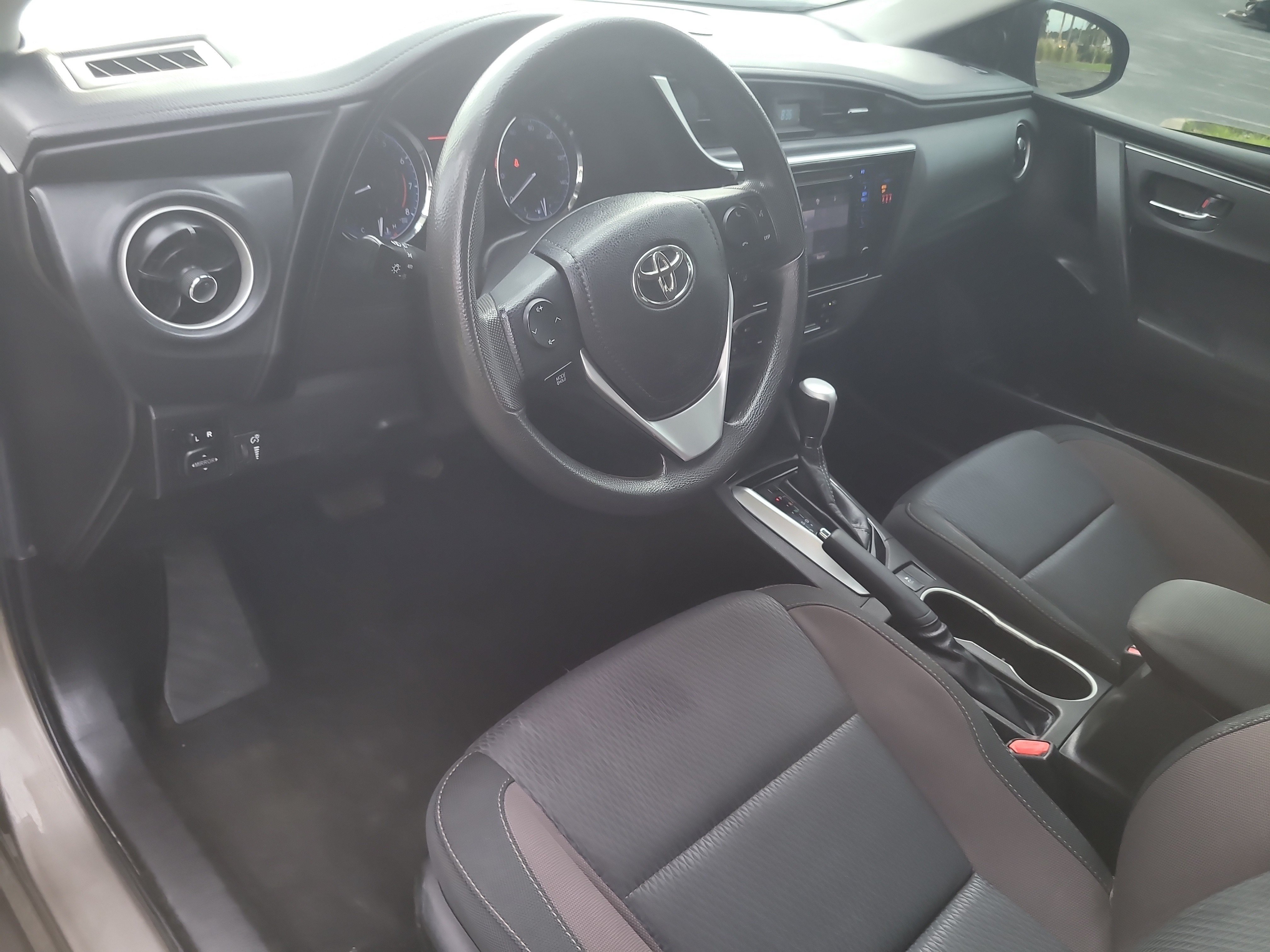 Used 2019 Toyota Corolla LE FWD image 17