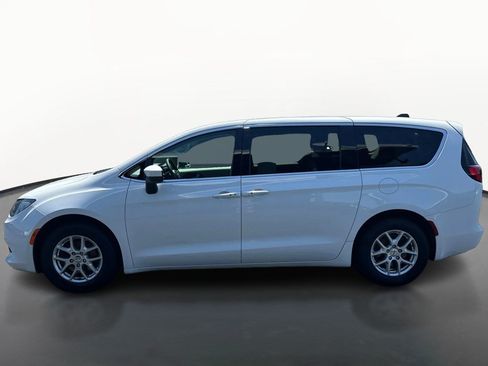 Used 2023 Chrysler Voyager LX FWD image 6