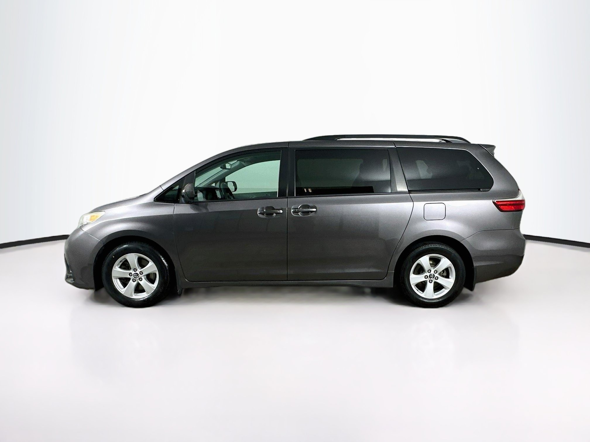 Used 2020 Toyota Sienna LE FWD image 4