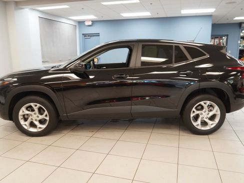 Used 2024 Chevrolet Trax LS w/ LS Convenience Package FWD image 2