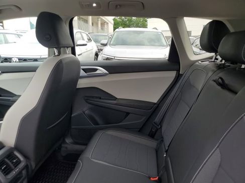 Used 2025 Volkswagen Taos SE w/ Panoramic Sunroof Package FWD image 9