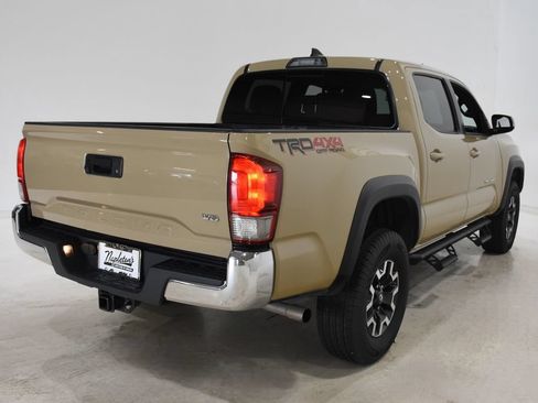 Used 2017 Toyota Tacoma TRD Off-Road w/ Tow Package (A/T) AWD/4WD image 4