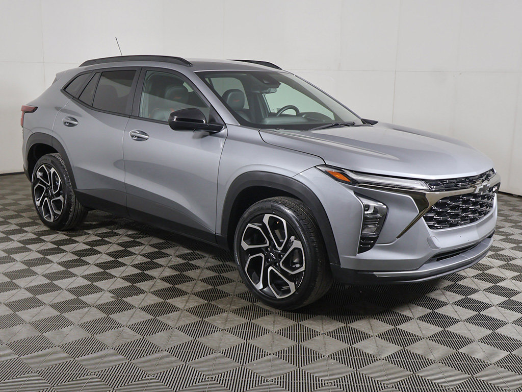 Used 2025 Chevrolet Trax RS FWD image 2
