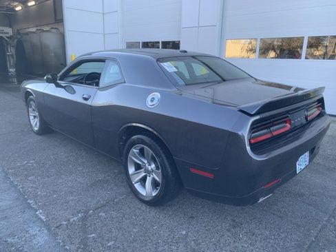 Used 2022 Dodge Challenger SXT image 2