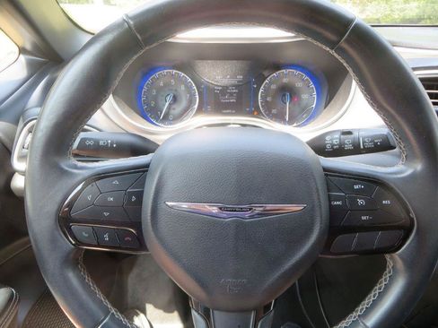 Used 2018 Chrysler Pacifica Touring Plus w/ S Appearance Package FWD image 12