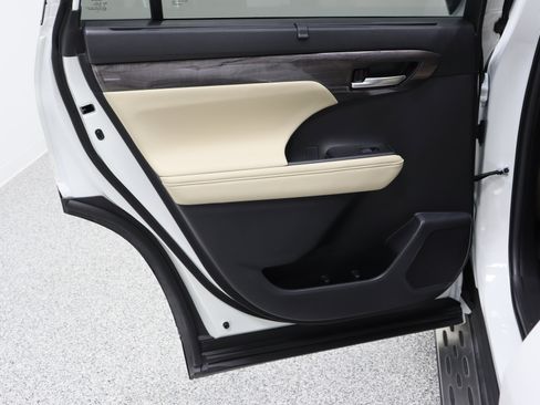 Used 2023 Toyota Highlander Limited image 28