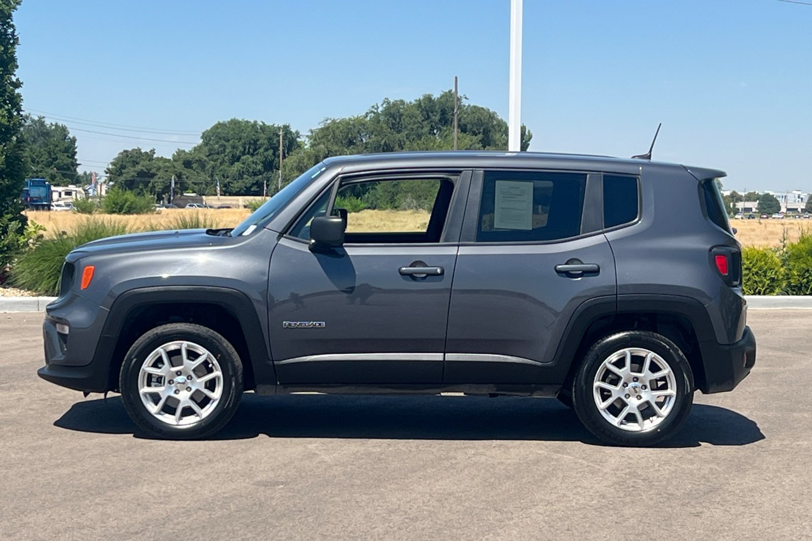 Used 2023 Jeep Renegade Latitude AWD/4WD image 10