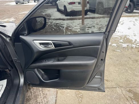 Used 2019 Nissan Pathfinder SV image 16