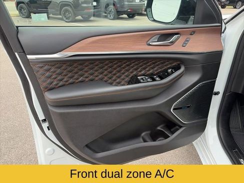 Used 2024 Jeep Grand Cherokee Summit image 14