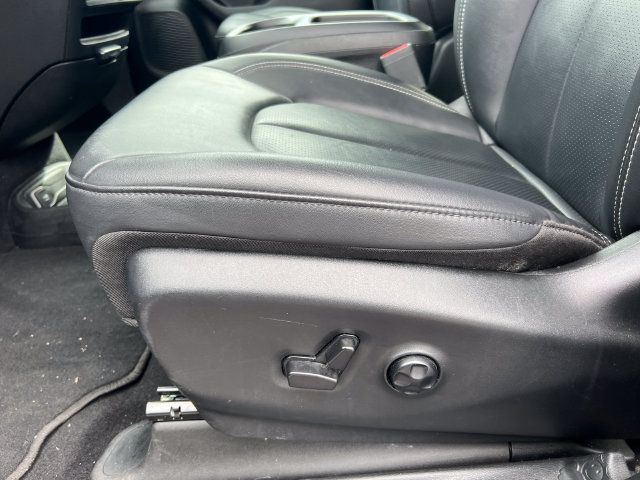 Used 2025 Chrysler Pacifica Select FWD image 11