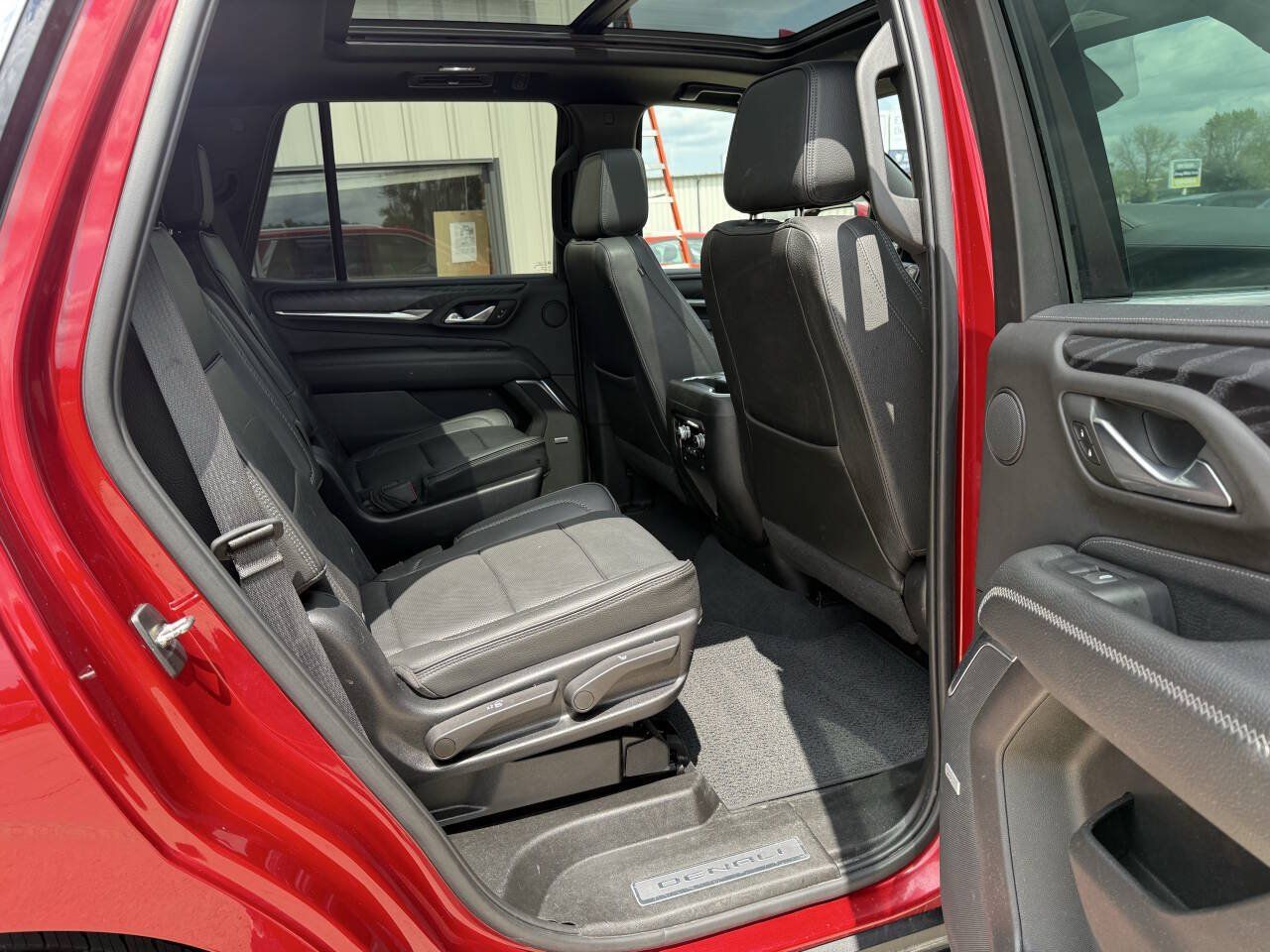 Used 2023 GMC Yukon Denali AWD/4WD image 13