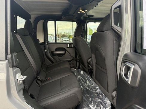 Used 2021 Jeep Gladiator Sport image 13