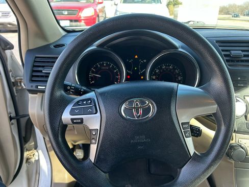 Used 2011 Toyota Highlander 2WD w/ Tech Pkg image 16