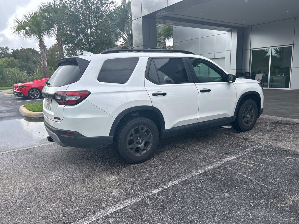 Used 2025 Honda Pilot TrailSport image 3