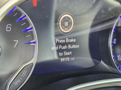 Used 2023 Chrysler Pacifica Touring-L image 5