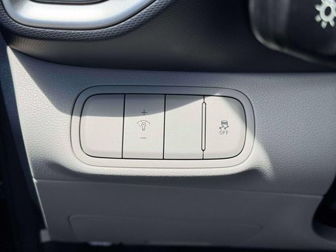 Used 2023 Hyundai Venue Limited FWD image 17