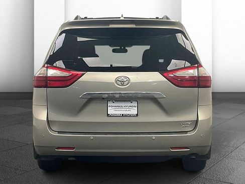 Used 2017 Toyota Sienna Limited Premium image 3