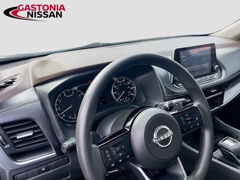 Used 2023 Nissan Rogue SV image 11