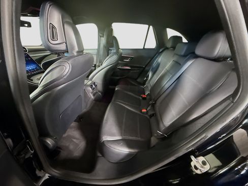 Used 2024 Mercedes-Benz GLC 300 4MATIC image 25