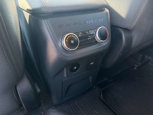 Used 2025 Ford Explorer Active AWD/4WD image 17