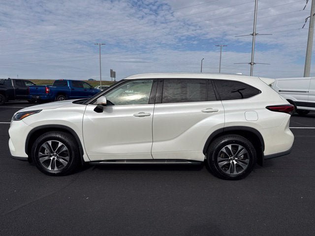 Used 2021 Toyota Highlander XLE AWD/4WD image 9