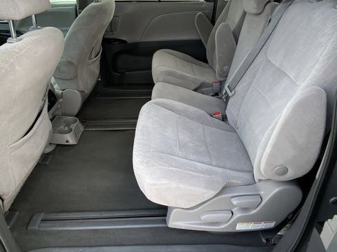 Used 2019 Toyota Sienna LE w/ Carpet Mat Package FWD image 23