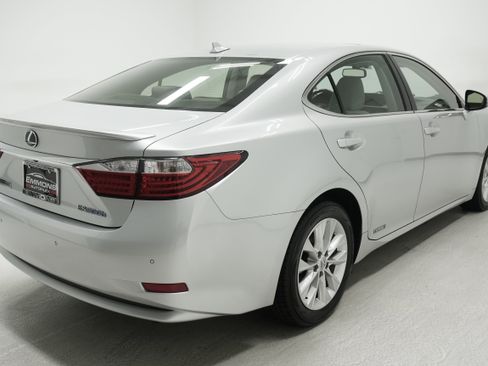 Used 2013 Lexus ES 300h w/ Luxury Pkg FWD image 4