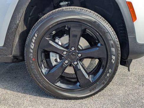 New 2025 Jeep Grand Cherokee Altitude image 11