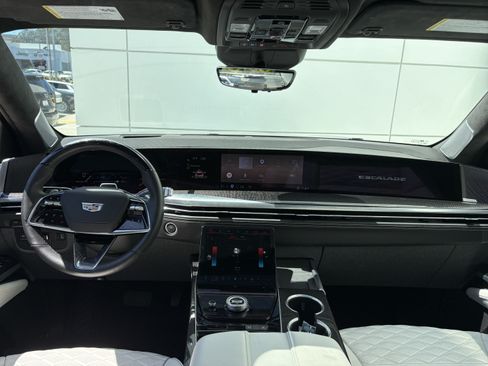 Certified 2025 Cadillac Escalade ESV V AWD/4WD image 23