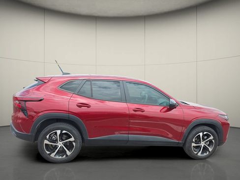 Used 2024 Chevrolet Trax RS w/ Driver Confidence Package FWD image 10