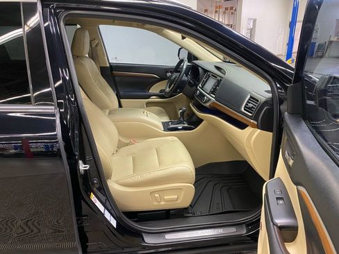 Used 2019 Toyota Highlander Limited Platinum AWD/4WD image 15