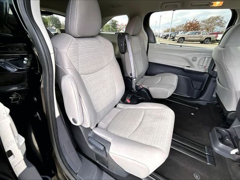 Used 2024 Toyota Sienna LE image 19