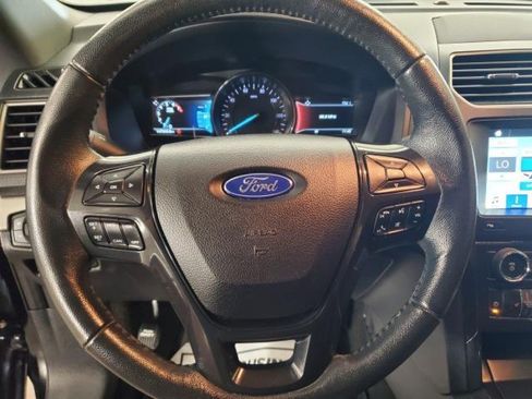 Used 2018 Ford Explorer XLT w/ XLT Technology Feature Bundle AWD/4WD image 17