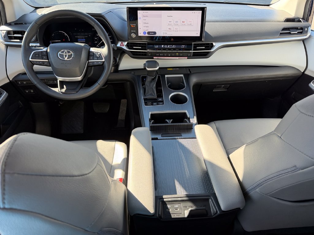 Used 2026 Toyota Sienna XLE FWD image 21
