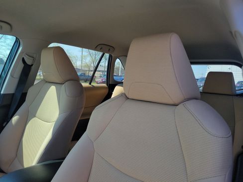Used 2021 Toyota RAV4 LE image 16
