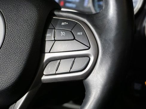 Used 2019 Jeep Cherokee Latitude Plus w/ Cold Weather Group AWD/4WD image 15