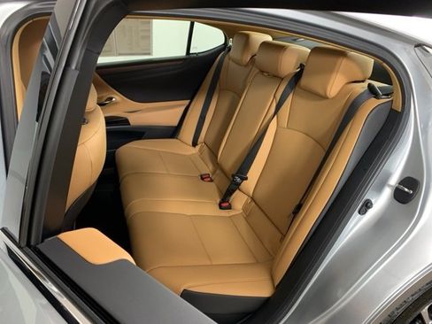 Used 2025 Lexus ES 300h w/ Premium Package image 34