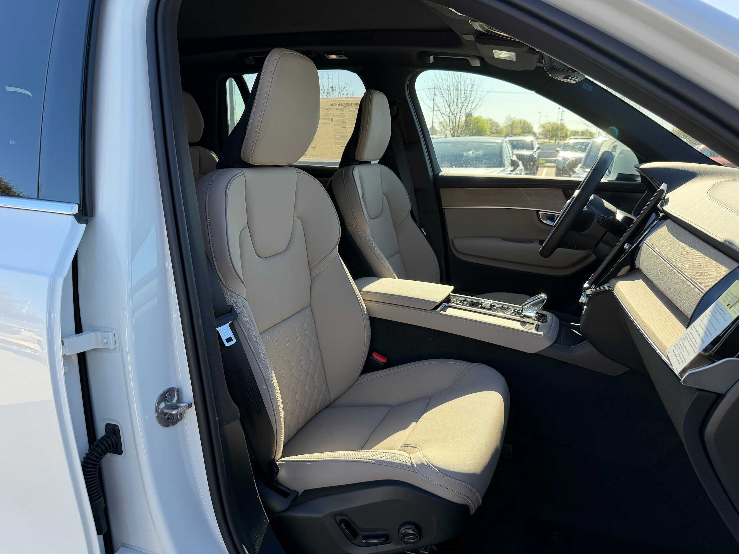 New 2026 Volvo XC90 T8 Plus w/ Protection Package Premier AWD/4WD image 8