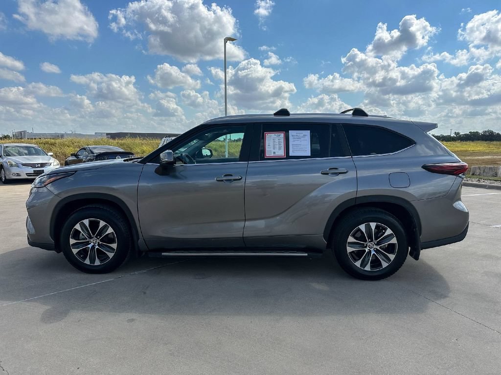 Certified 2025 Toyota Highlander XLE FWD image 6