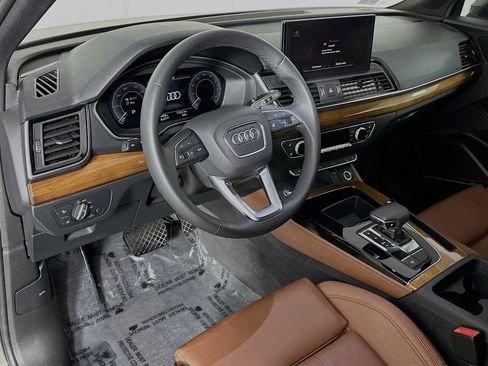 Used 2024 Audi Q5 e Premium Plus w/ Premium Plus Package image 9