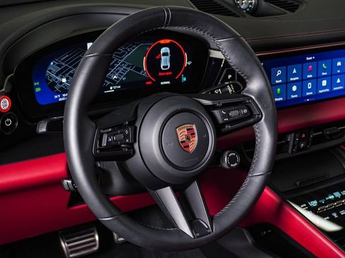 Certified 2025 Porsche Macan 4S Electric AWD/4WD image 18