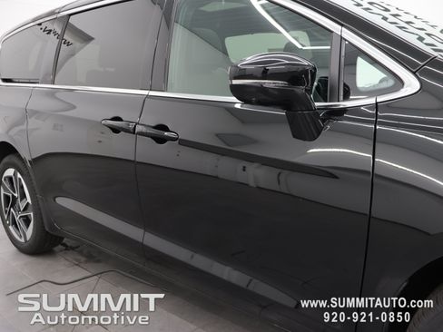 New 2027 Chrysler Pacifica Limited AWD/4WD image 30