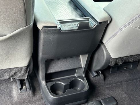 Used 2025 Toyota Sienna XLE FWD image 17