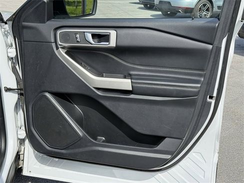 Used 2021 Ford Explorer XLT image 32