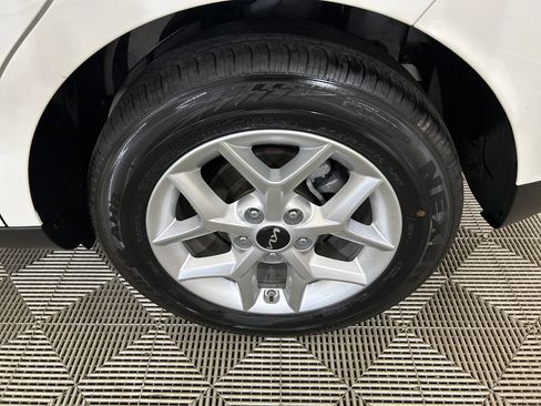 Used 2025 Kia Soul LX w/ LX Technology Package FWD image 10