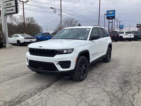New 2025 Jeep Grand Cherokee Altitude image 3