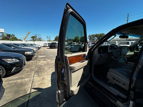 Used 2012 Lincoln Navigator 2WD image 57