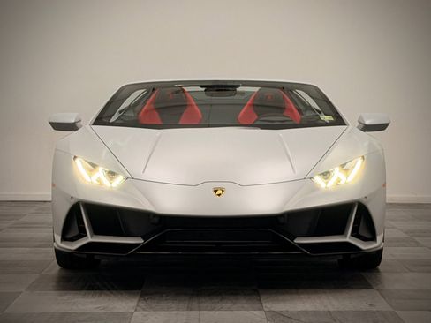 Used 2024 Lamborghini Huracan EVO image 2
