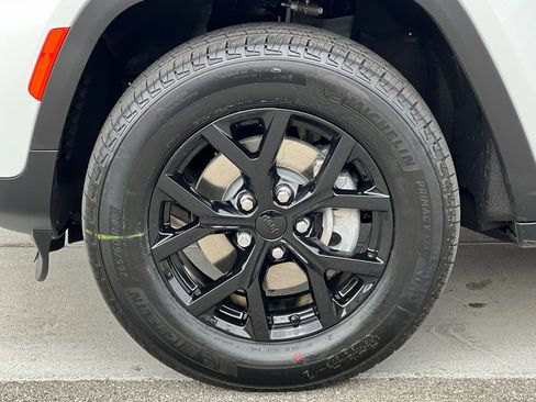 New 2025 Jeep Grand Cherokee Altitude image 25
